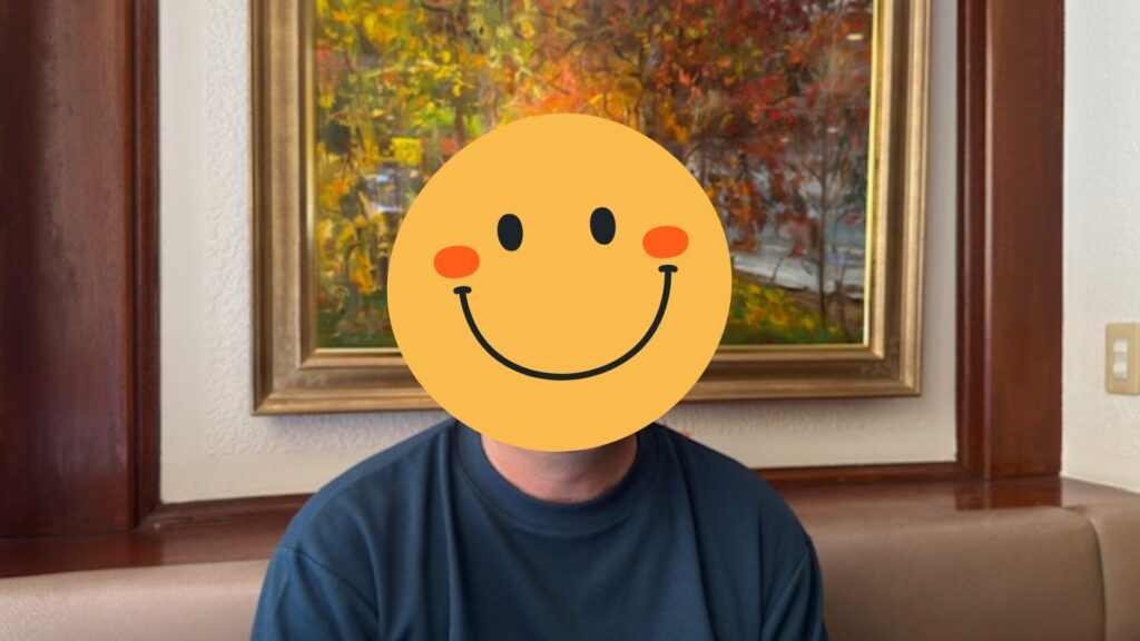 豊洲タワーマンションの売却に成功した売主さまの写真。顔にスマイルマークのイラストを重ねてプライバシーに配慮しています。