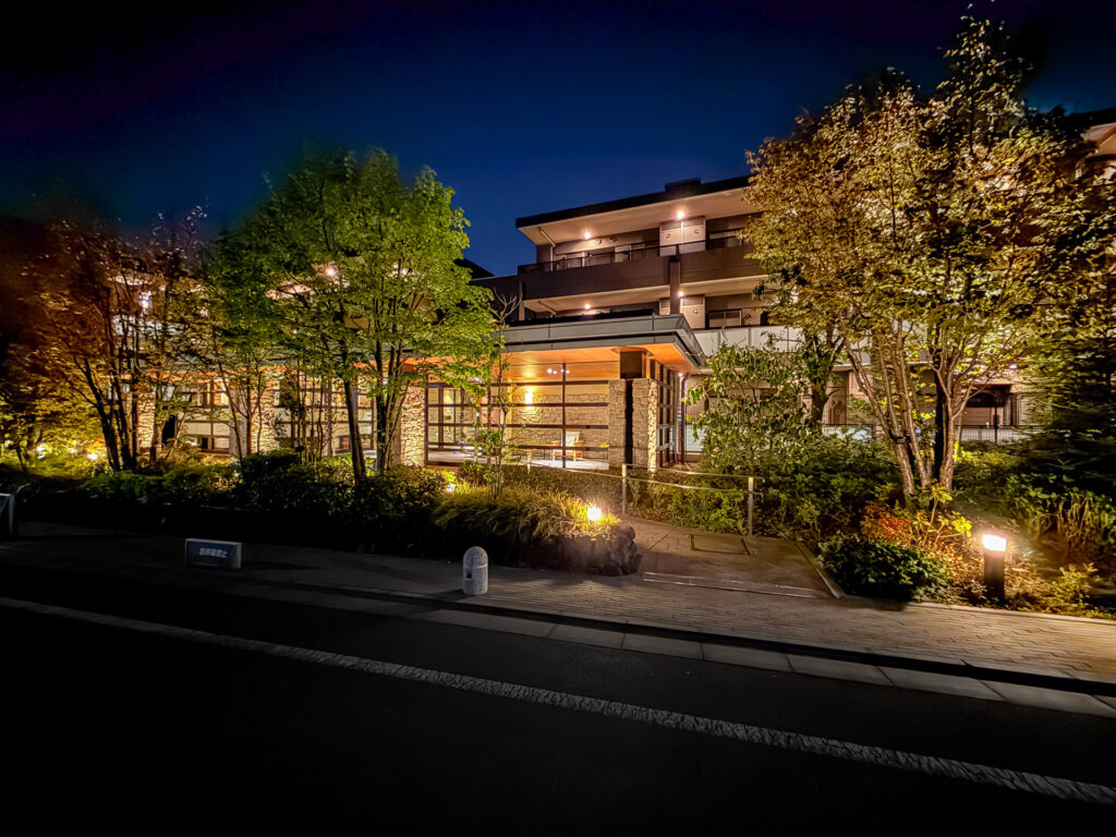 パークホームズ吉祥寺北グランヴィラの夜間外観写真｜ライトアップされたエントランスと植栽